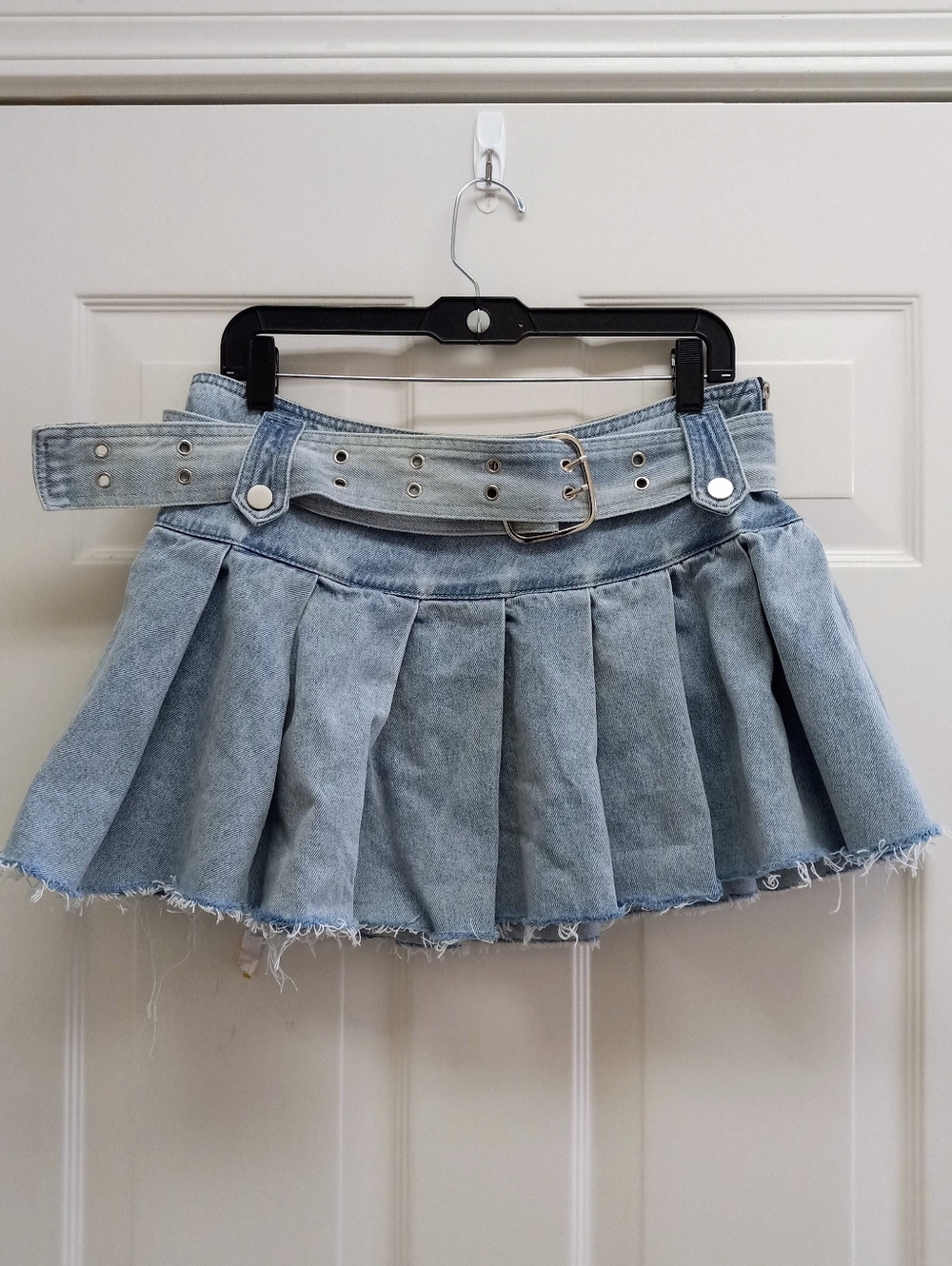 Akira Denim Pleated Mini Skirt Large Light Wash Belt Raw Hem Y2K Festival